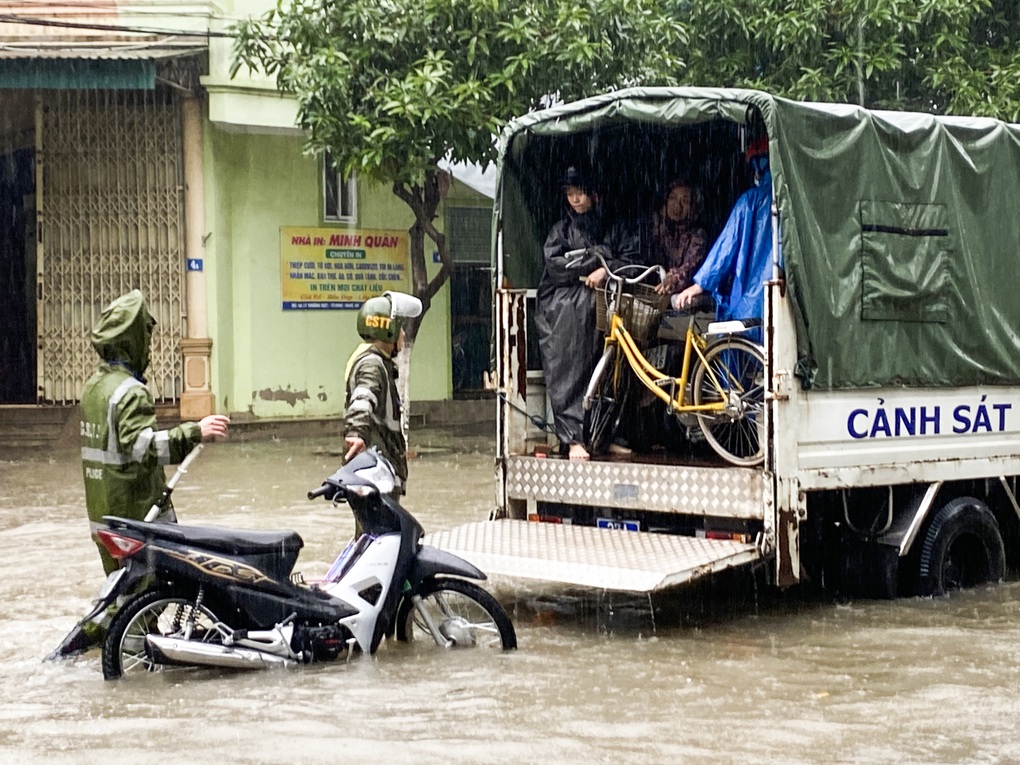 Trận mưa lớn hiếm gặp khiến đường phố thành Vinh ngập sâu - 9 Trận mưa lớn hiếm gặp khiến đường phố thành Vinh ngập sâu - 9