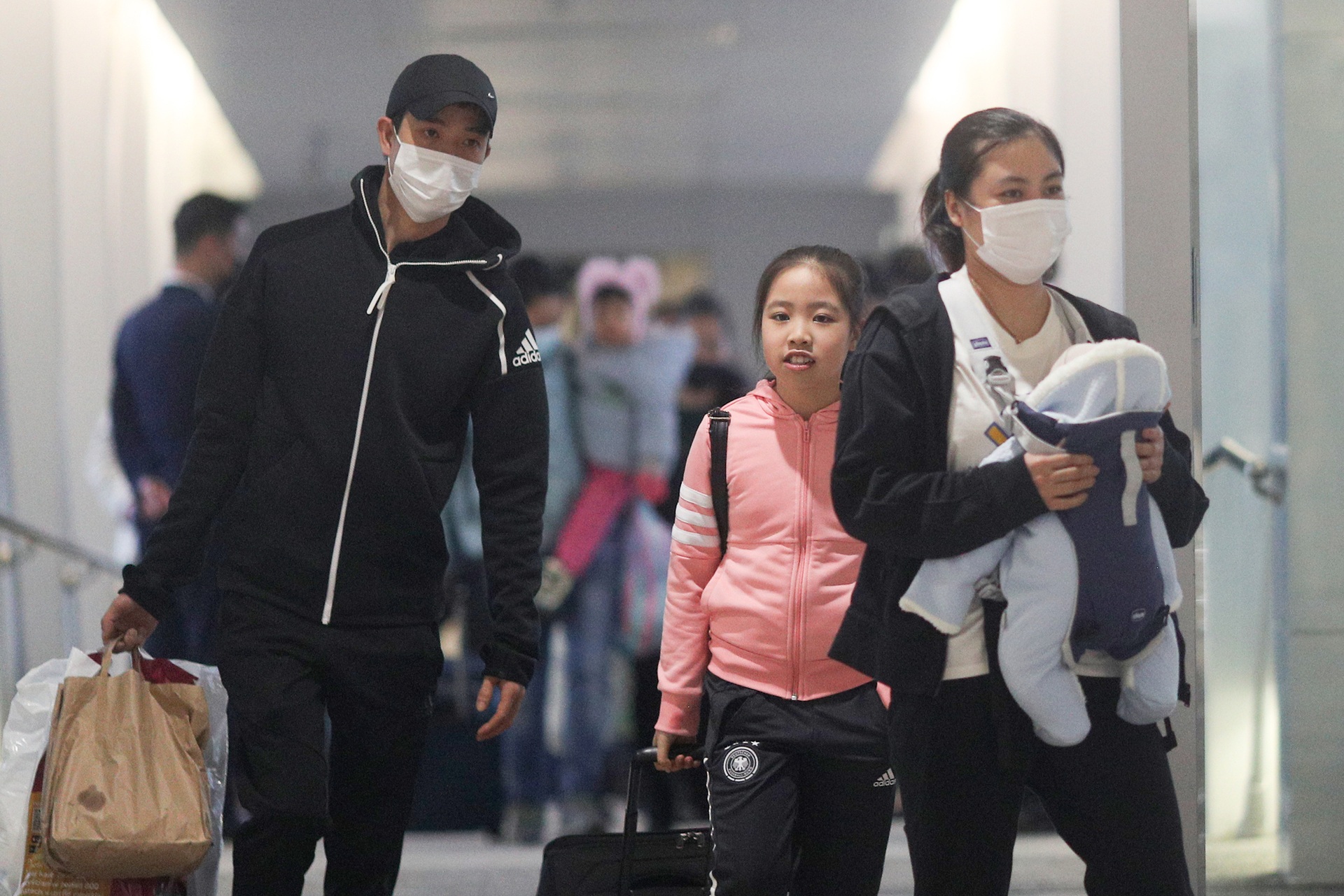 Giọt nước mắt hạnh phúc của 300 người Việt ở Ukraine về nước từ Ba Lan - 2 Giọt nước mắt hạnh phúc của 300 người Việt ở Ukraine về nước từ Ba Lan - 2