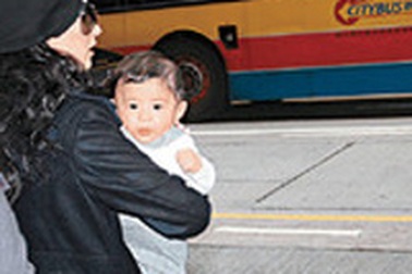 Trương Bá Chi đưa con trai đi shopping