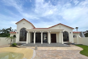 Không mua nổi chung cư Hà Nội, vợ chồng về quê xây nhà có hồ bơi như resort