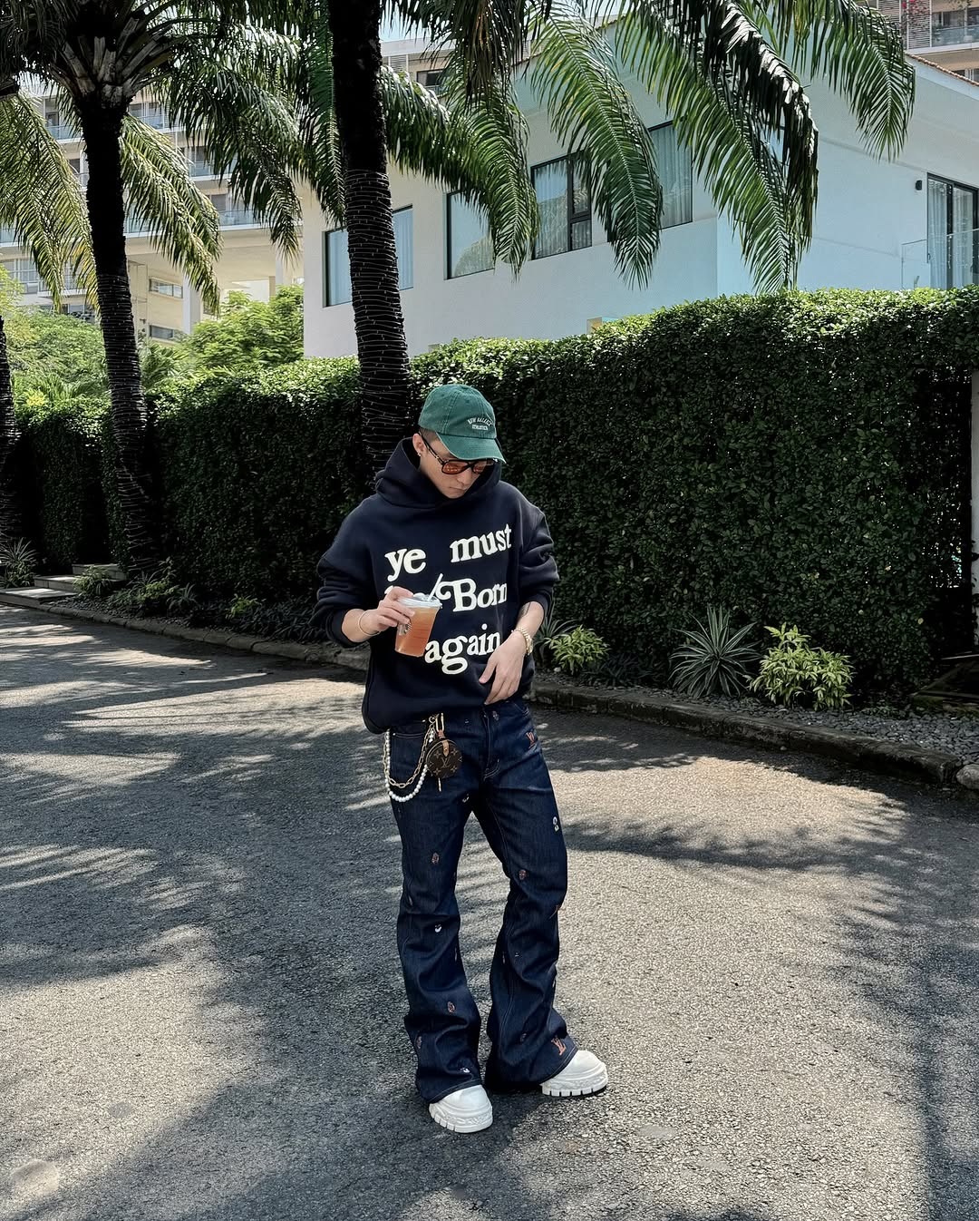 Sơn Tùng M-TP phối đồ cực chất với kiểu quần jeans kén người mặc - 3 Sơn Tùng M-TP phối đồ cực chất với kiểu quần jeans kén người mặc - 3