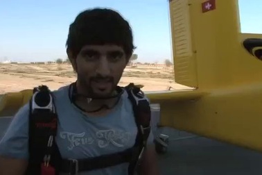 Hoàng tử nhảy dù bay lượn khắp bầu trời Dubai