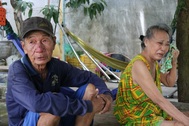 Con đi bặt vô âm tín, ông cụ U70 bán vé số nuôi vợ đột quỵ não