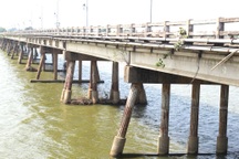 Cầu gãy rời lan can, chưa thể sửa chữa vì mất hồ sơ thiết kế