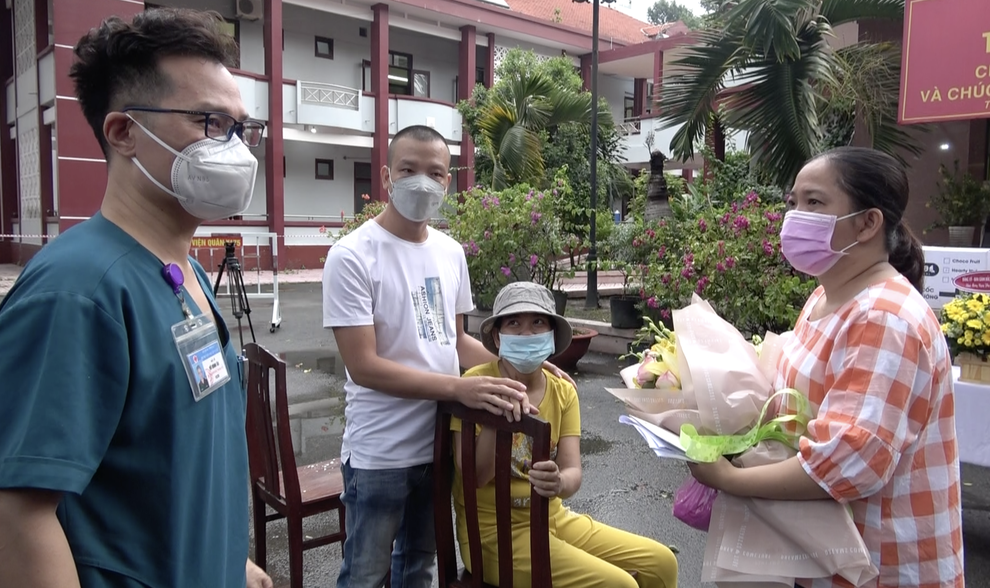 Sản phụ mắc Covid-19 điều trị hết hơn 2,3 tỷ viện phí được ra viện - 2 Sản phụ mắc Covid-19 điều trị hết hơn 2,3 tỷ viện phí được ra viện - 2