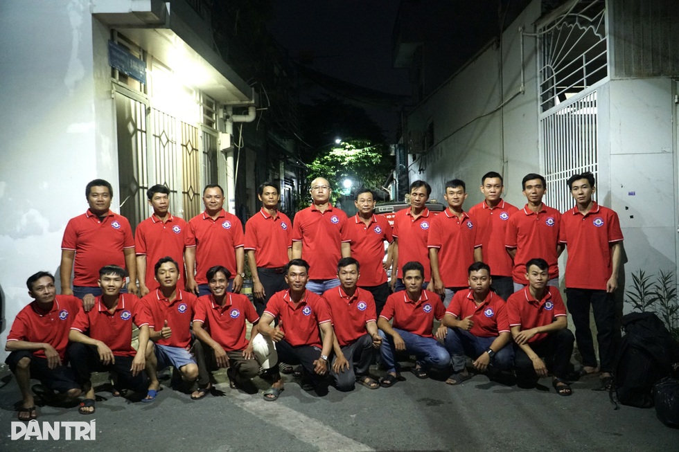 Nhóm thợ từ TPHCM ra vùng lũ sửa ti vi, tủ lạnh cho bà con Phú Yên - 1