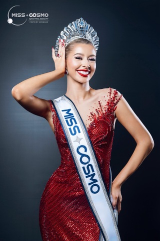 Sắc vóc búp bê tóc vàng vừa đăng quang Miss Cosmo 2025 - 16