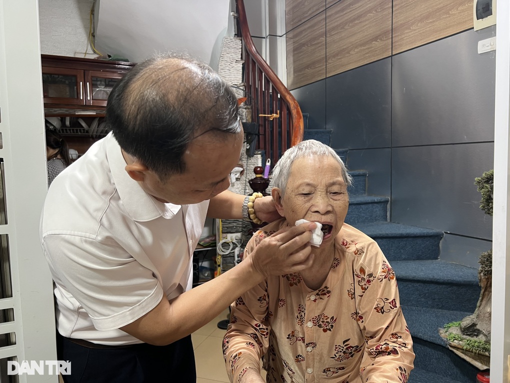 Chuyện ít người biết về ông bố Hà Nội chăm mẹ U100 gây sốt cộng đồng - 2 Chuyện ít người biết về ông bố Hà Nội chăm mẹ U100 gây sốt cộng đồng - 2