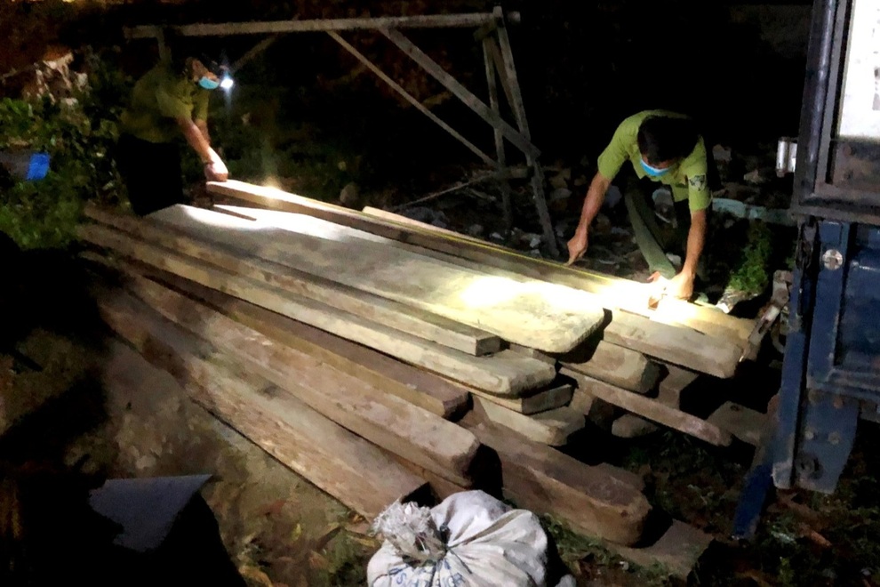 Phát hiện xe ô tô tải chở nhiều gỗ quý trái phép trong đêm - 1 Phát hiện xe ô tô tải chở nhiều gỗ quý trái phép trong đêm - 1