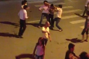 50 giang hồ mang súng kiếm hùng hổ tấn công nhà dân