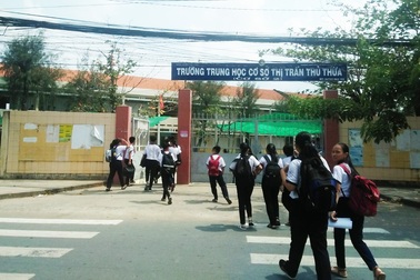 Long An: Phụ huynh xông vào trường hành hung học sinh đánh con mình