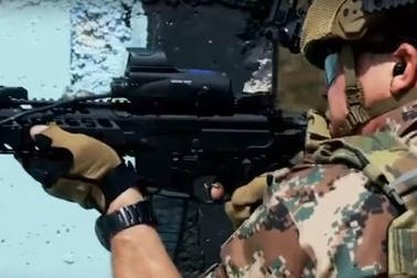 Quốc vương Jordan cầm súng tham gia tập trận