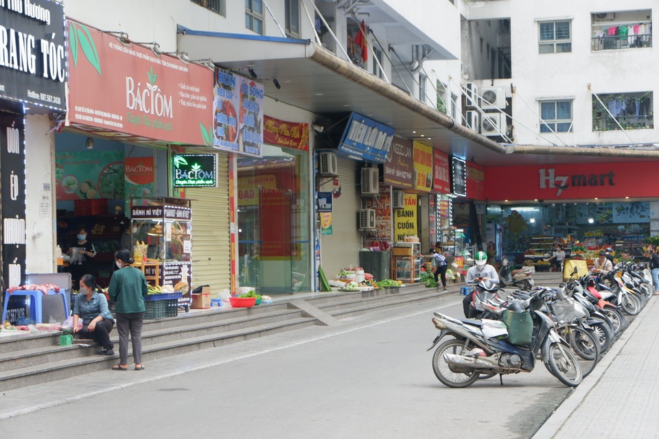 Nhịp sống trở lại trên bán đảo Linh Đàm một ngày sau lệnh khử trùng - 3