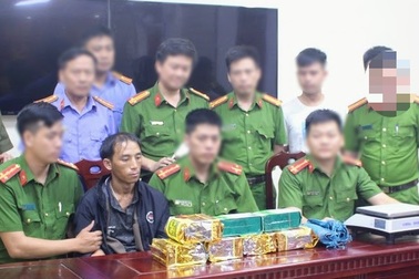 Vây bắt đối tượng mang 7kg ma túy đá trong đêm ở biên giới xứ Nghệ