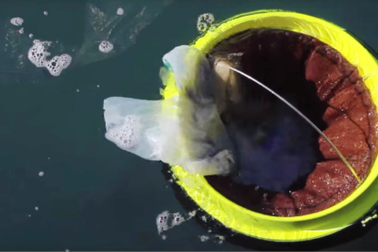 Thùng rác nổi tự động thu gom rác trên biển