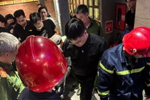 Giải cứu 9 người kẹt thang máy trong nhà hàng ở TPHCM