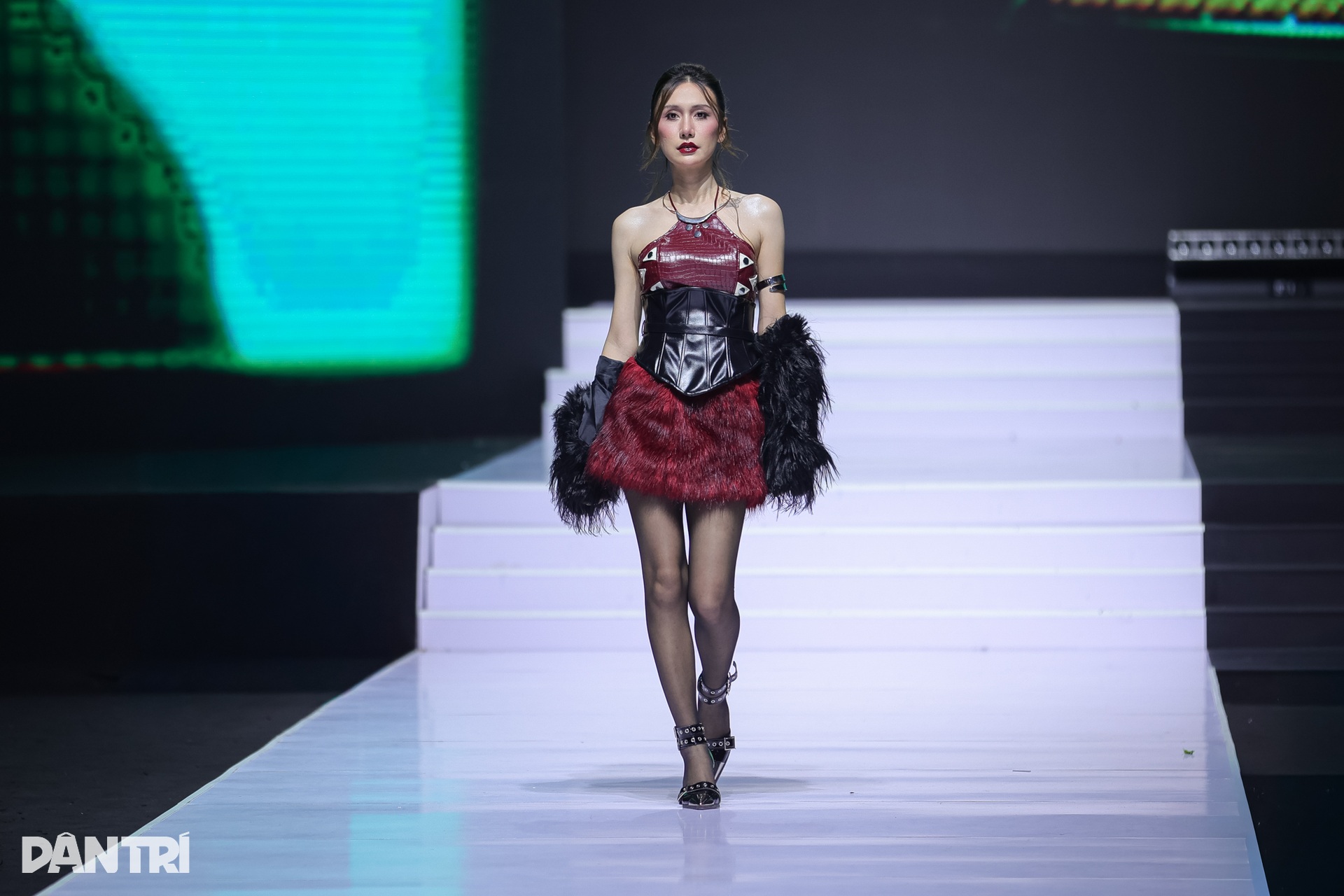 “Chị đẹp” Lynk Lee khoe nét nữ tính trên sàn diễn thời trang - 3