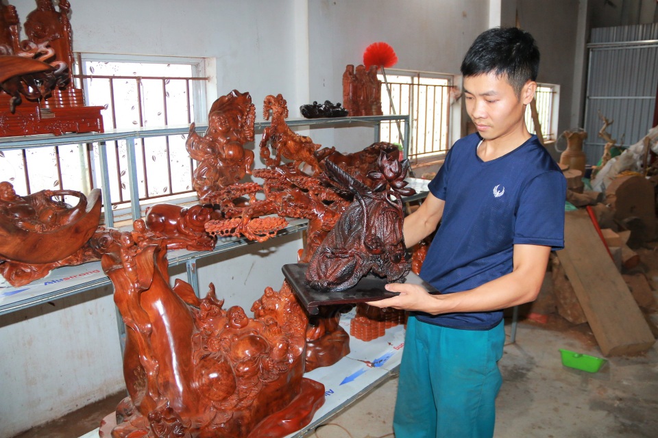 Chàng trai làng “thổi hồn” vào gỗ, kiếm hàng trăm triệu đồng mỗi năm - 6 Chàng trai làng “thổi hồn” vào gỗ, kiếm hàng trăm triệu đồng mỗi năm - 6