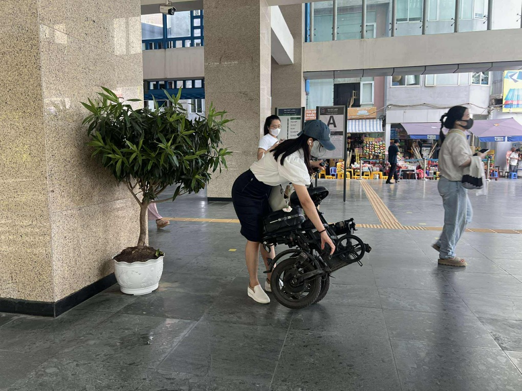 Hà Nội metro xin lỗi vì nhân viên cấm khách mang xe đạp gấp gắn pin lên tàu - 1 Hà Nội metro xin lỗi vì nhân viên cấm khách mang xe đạp gấp gắn pin lên tàu - 1