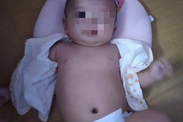 Bé gái 3 tháng tuổi bị bỏ trong thùng giấy trước nhà dân lúc rạng sáng