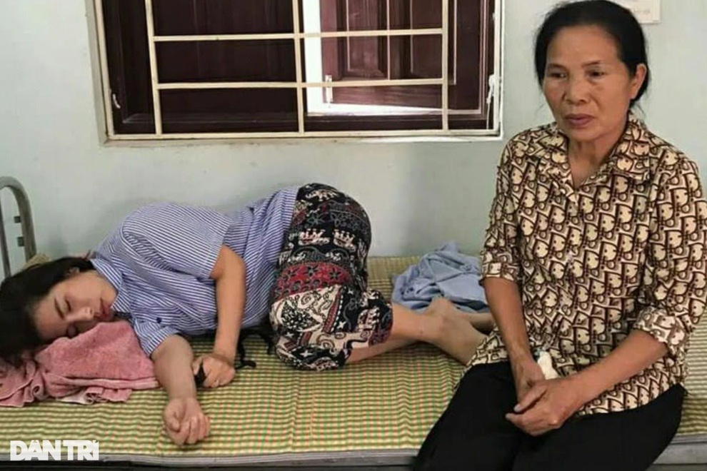 Người đàn bà khốn khổ và nỗi sợ hãi tột cùng mỗi lần con gái nổi điên - 3 Người đàn bà khốn khổ và nỗi sợ hãi tột cùng mỗi lần con gái nổi điên - 3