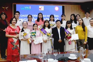 30 sinh viên nghèo vượt khó nhận học bổng Nguyễn Trường Tộ