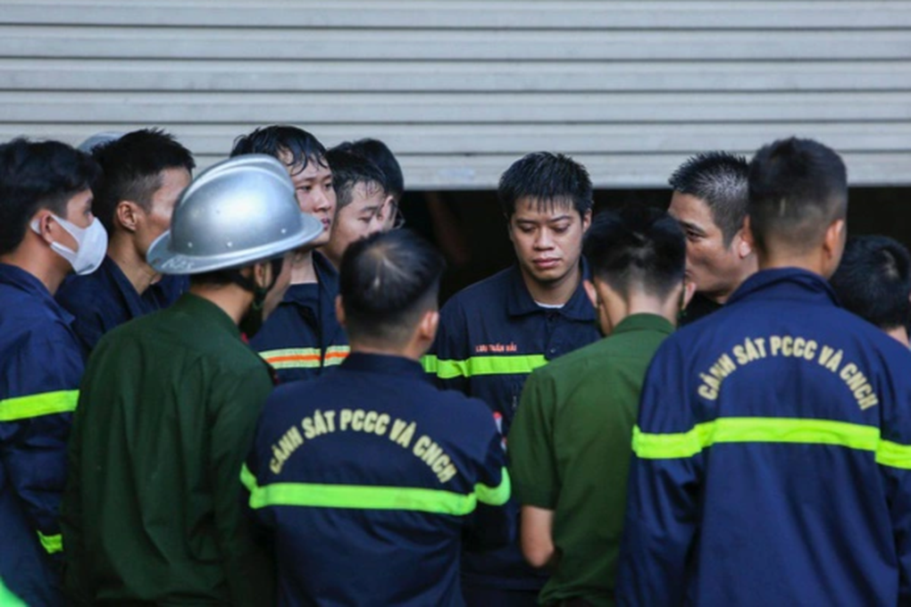 Những chiến sĩ kiệt sức sau đám cháy, đau đớn trước hy sinh của đồng đội - 6 Những chiến sĩ kiệt sức sau đám cháy, đau đớn trước hy sinh của đồng đội - 6