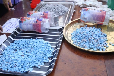 Hơn 23.000 viên thuốc lắc ngụy trang trong hộp đựng bánh kẹo, mỹ phẩm