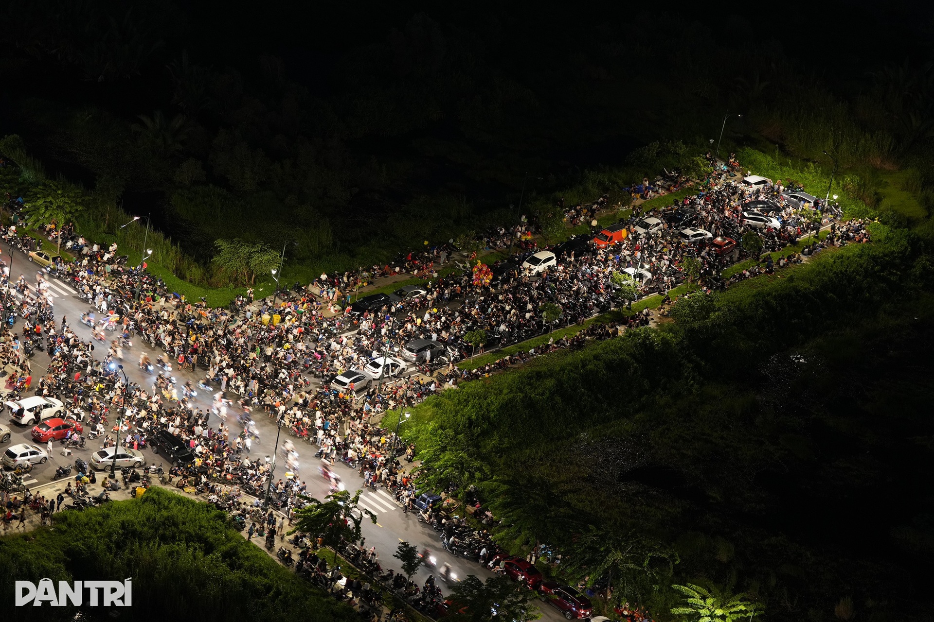 Biển người đổ về trung tâm TPHCM xem pháo hoa - 5 Biển người đổ về trung tâm TPHCM xem pháo hoa - 5