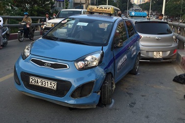 Hà Nội: 2 taxi “đấu đầu” trên cầu vượt, 1 người nhập viện