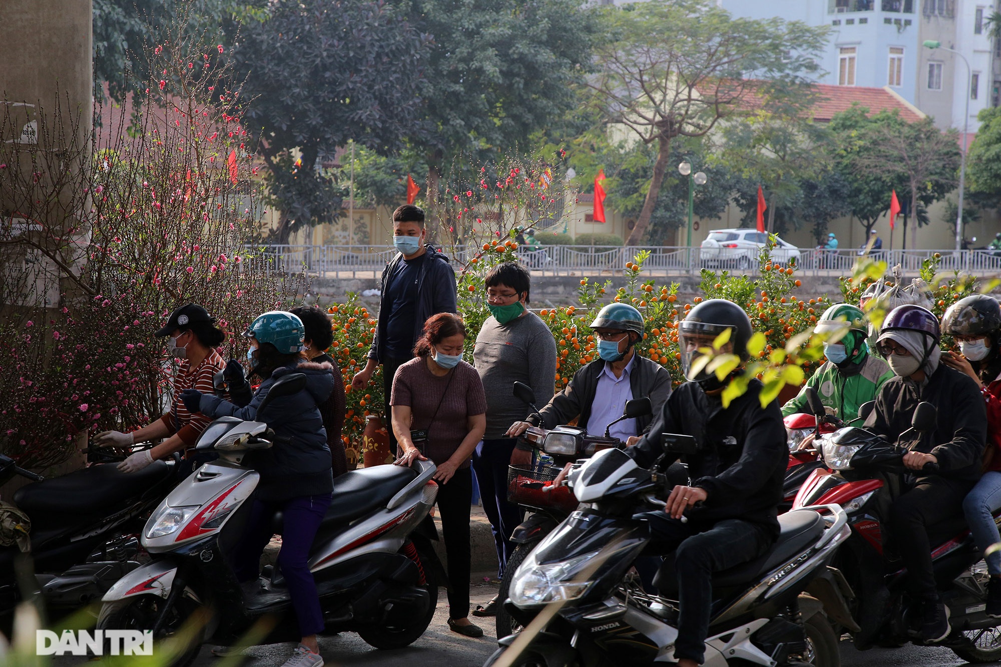 Chợ hoa bày bán trên đường phố Hà Nội đông khách bất chấp dịch Covid-19