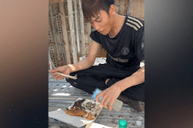 Lao động Việt ăn cơm chan nước lạnh trong công trường ở Đài Loan