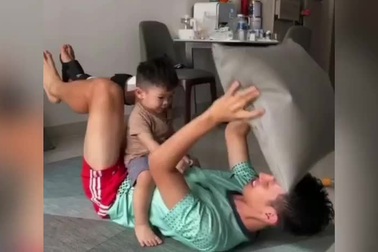 Khoảnh khắc con trai "quấy" buổi tập của Hùng Dũng vô cùng đáng yêu