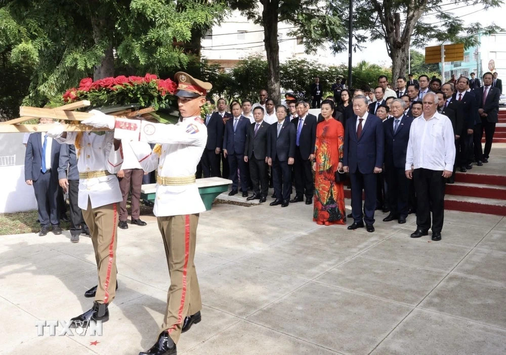 Tổng Bí thư, Chủ tịch nước Tô Lâm đặt vòng hoa tại Tượng đài Bác Hồ ở La Habana - 1