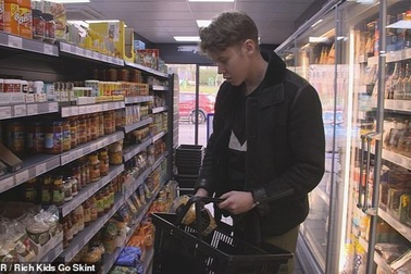 Thiếu gia giàu có trải nghiệm cảnh sống nghèo của gia đình 7 người