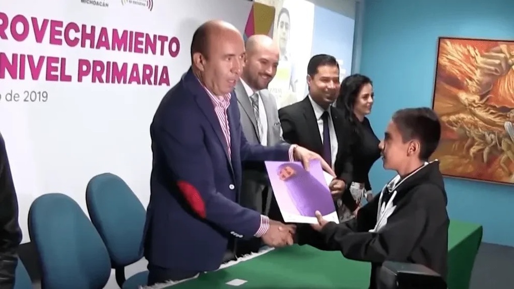 Cậu bé lang thang chăm học được Bộ trưởng Giáo dục Mexico trao học bổng - 2 Cậu bé lang thang chăm học được Bộ trưởng Giáo dục Mexico trao học bổng - 2