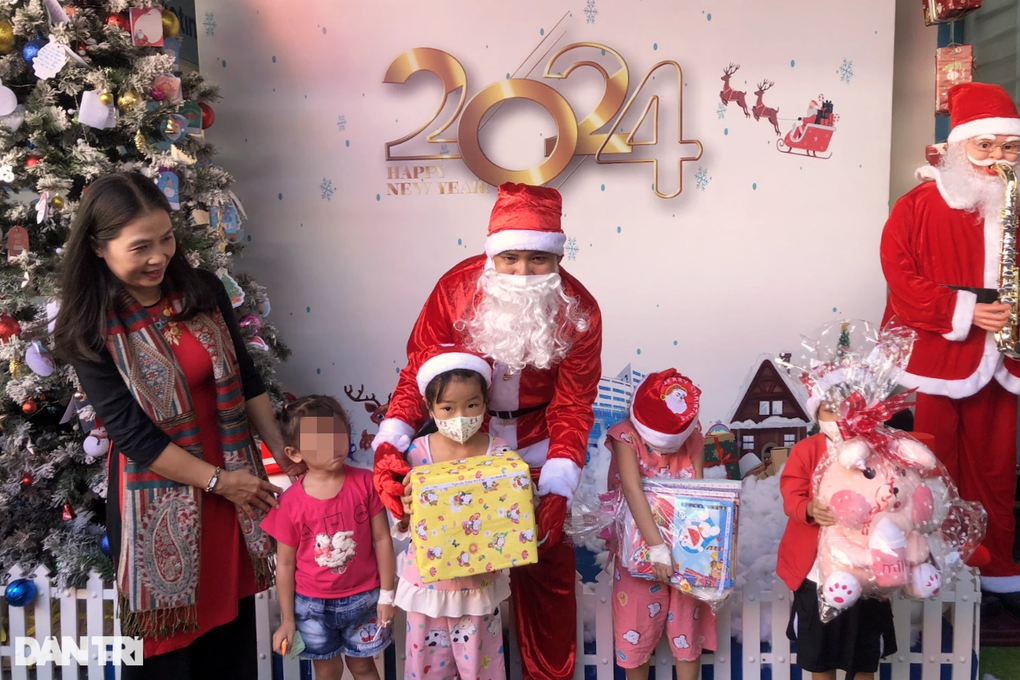 Bé gái bị bệnh thận từ bào thai, đón Noel đầu đời trong viện trước ngày mổ - 5 Bé gái bị bệnh thận từ bào thai, đón Noel đầu đời trong viện trước ngày mổ - 5