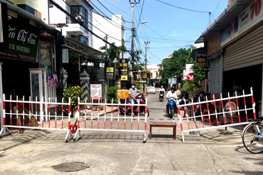 Học sinh ở Hội An mắc Covid-19 chơi bóng rổ cùng bạn, đi học thêm