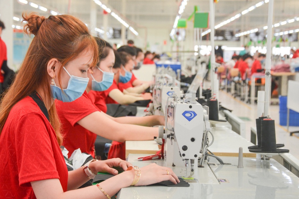 Lương thưởng tốt, nhiều lao động chuyển hướng về miền Tây - 3 Lương thưởng tốt, nhiều lao động chuyển hướng về miền Tây - 3