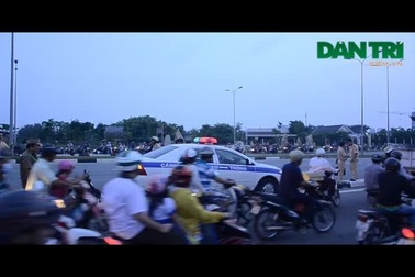 Xe Cảnh sát giao thông leo lên con lươn giữa đường