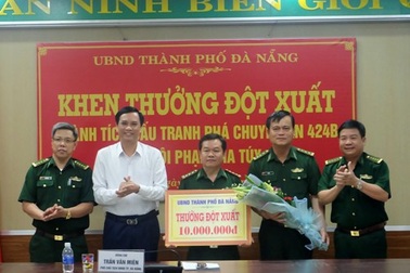 Đà Nẵng thưởng “nóng” trinh sát phòng chống ma tuý của bộ đội biên phòng