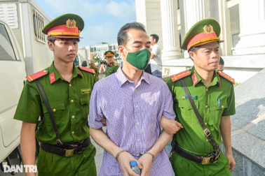 Những bàn tay nhúng chàm trong các "chuyến bay giải cứu"