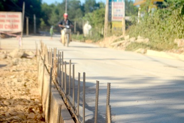 Hàng trăm thanh sắt cắm ngược như chông “bẫy” người đi đường