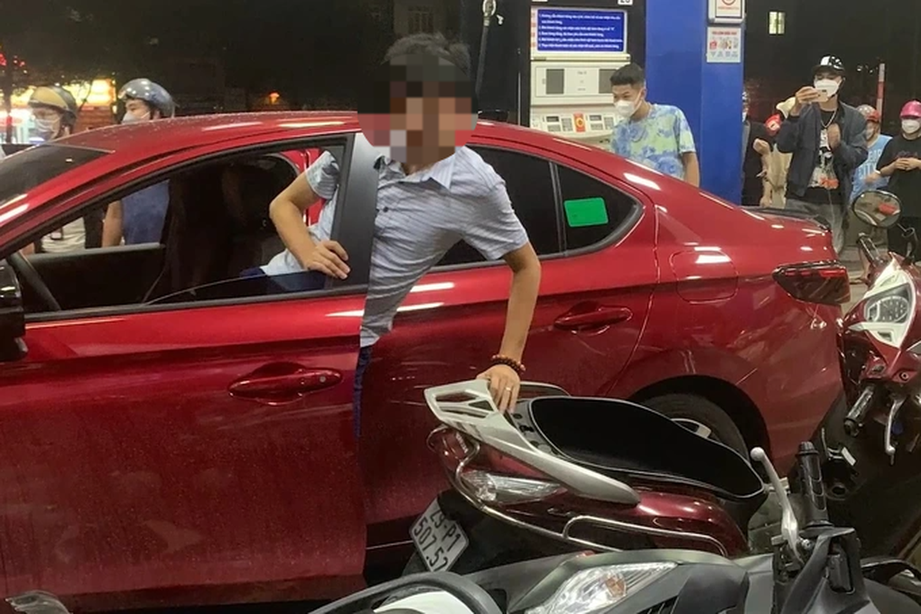 Khởi tố vụ án ô tô tông 8 người tại cây xăng ở Hà Nội - 1 Khởi tố vụ án ô tô tông 8 người tại cây xăng ở Hà Nội - 1