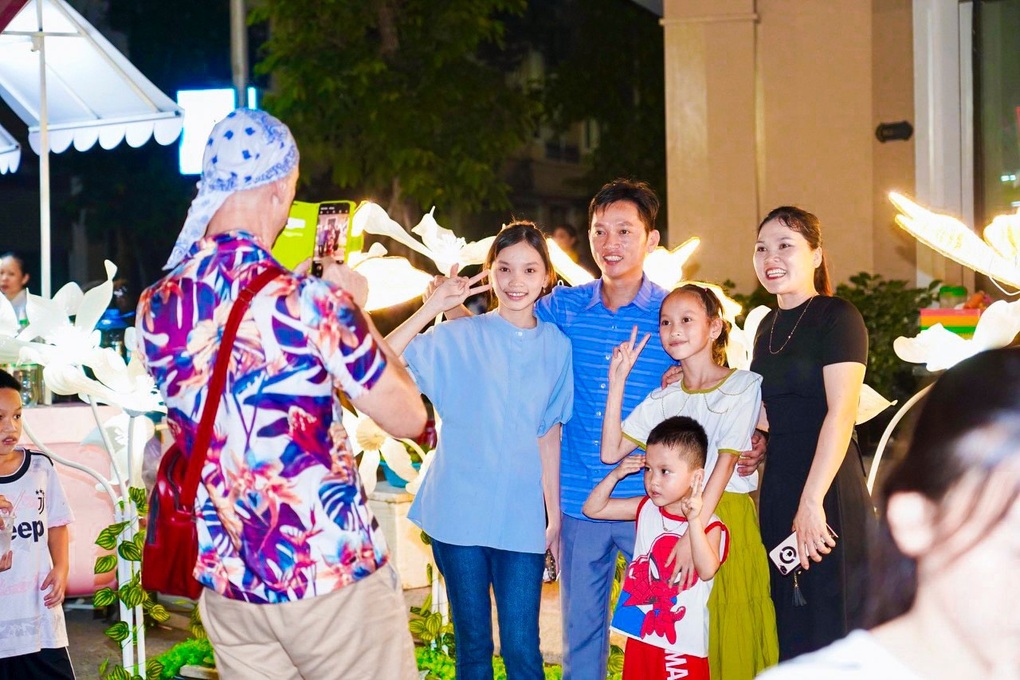 Ngập tràn sắc hè miền nhiệt đới tại Hello Summer Vincom Shophouse Royal Park - 1 Ngập tràn sắc hè miền nhiệt đới tại Hello Summer Vincom Shophouse Royal Park - 1