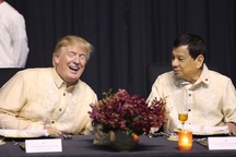 Tổng thống Duterte hát tại dạ tiệc theo đề nghị từ Tổng thống Trump