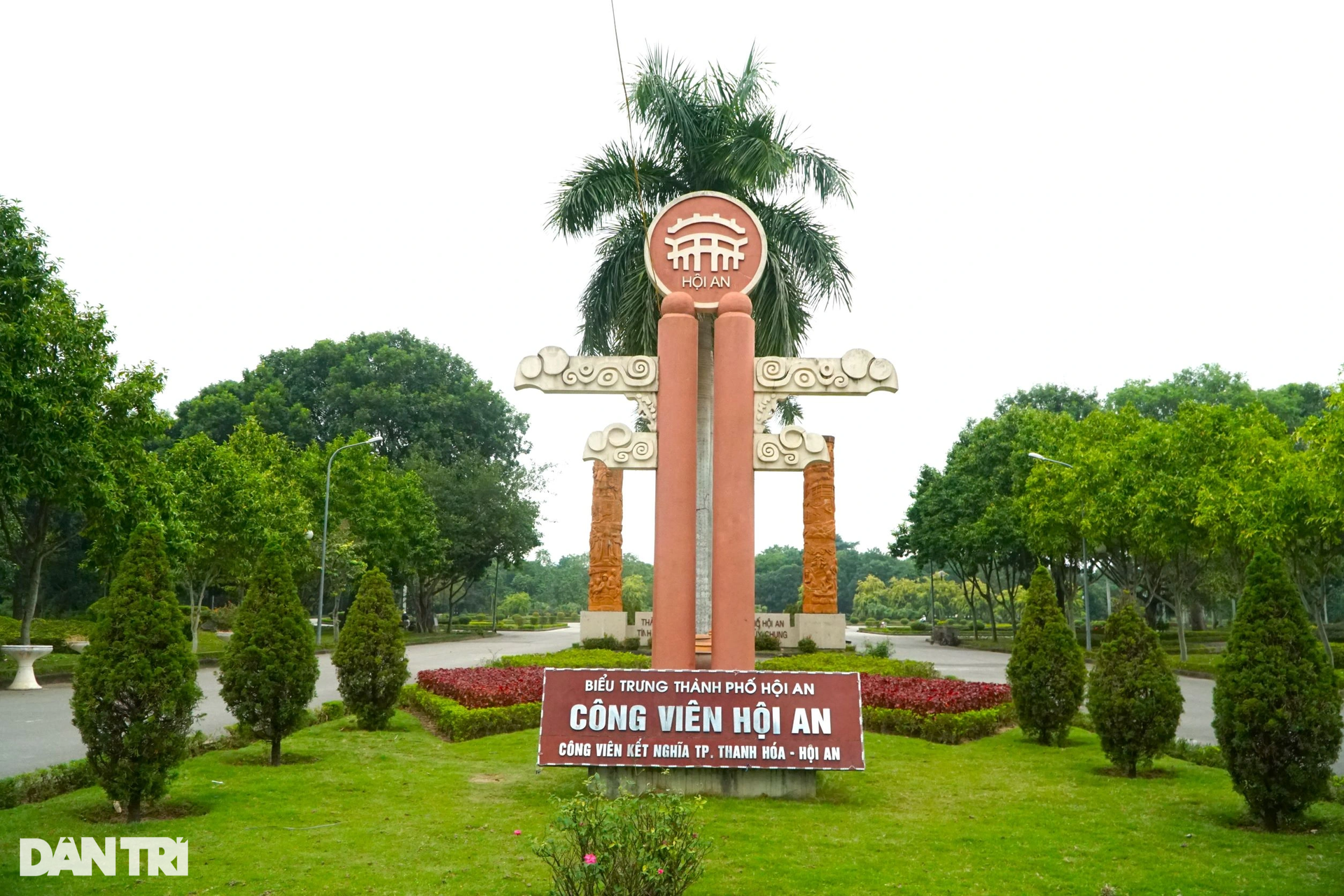 Công viên biểu tượng của tình kết nghĩa bị băm nát - 1 Công viên biểu tượng của tình kết nghĩa bị băm nát - 1