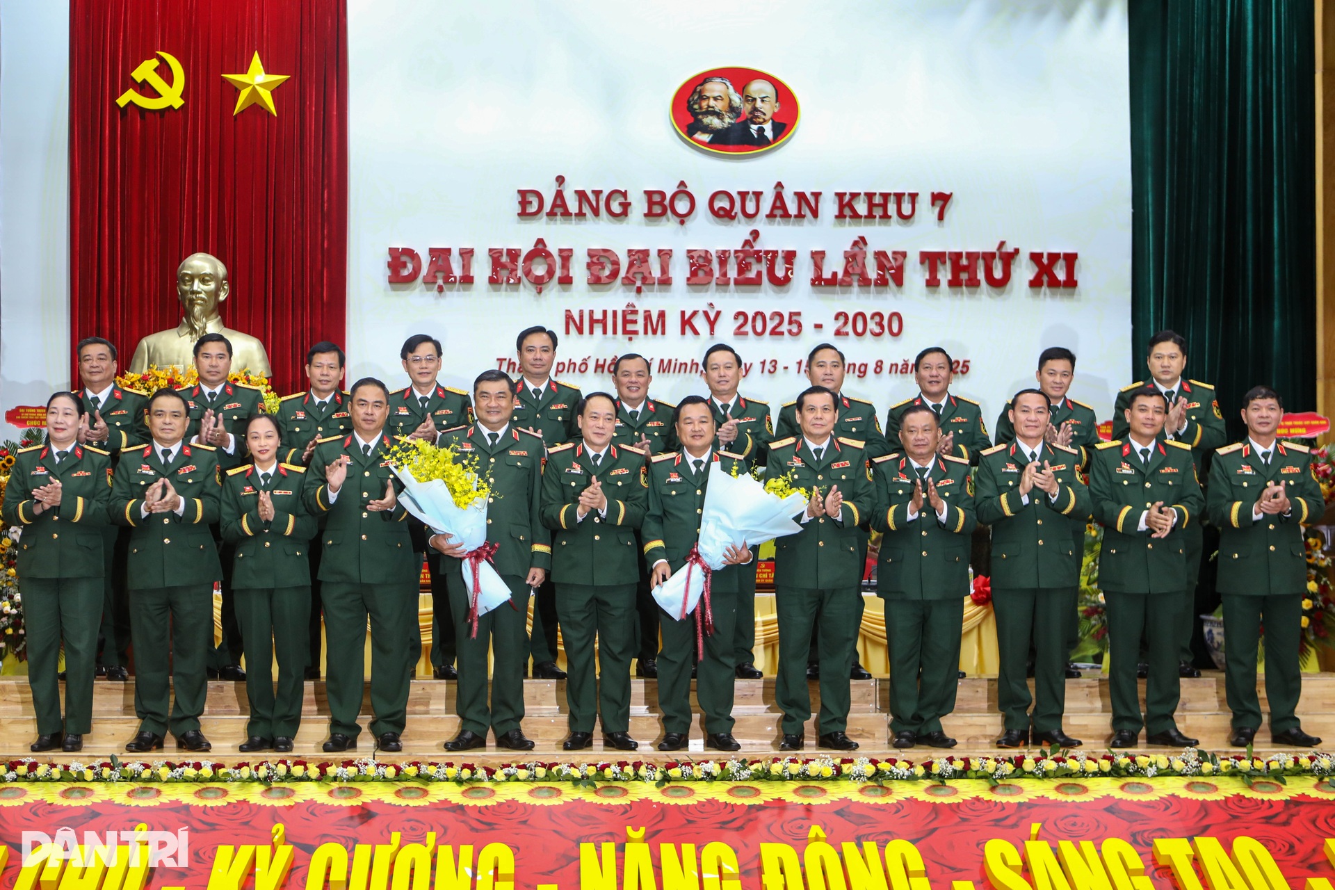 Thiếu tướng Trần Vinh Ngọc được bầu giữ chức Bí thư Đảng ủy Quân khu 7 - 11 Thiếu tướng Trần Vinh Ngọc được bầu giữ chức Bí thư Đảng ủy Quân khu 7 - 11