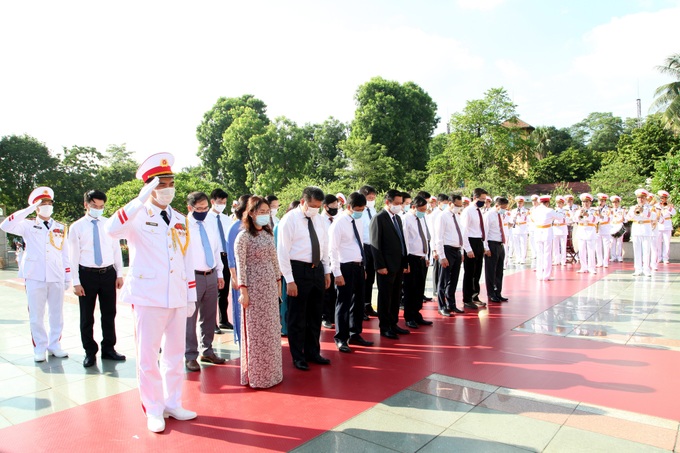 Lãnh đạo Đảng, Nhà nước viếng Chủ tịch Hồ Chí Minh và đặt vòng hoa tưởng niệm các Anh hùng, liệt sĩ - Ảnh 4.