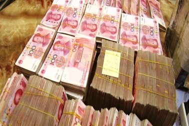 Thu giữ gần 1 triệu nhân dân tệ vận chuyển trái phép qua biên giới